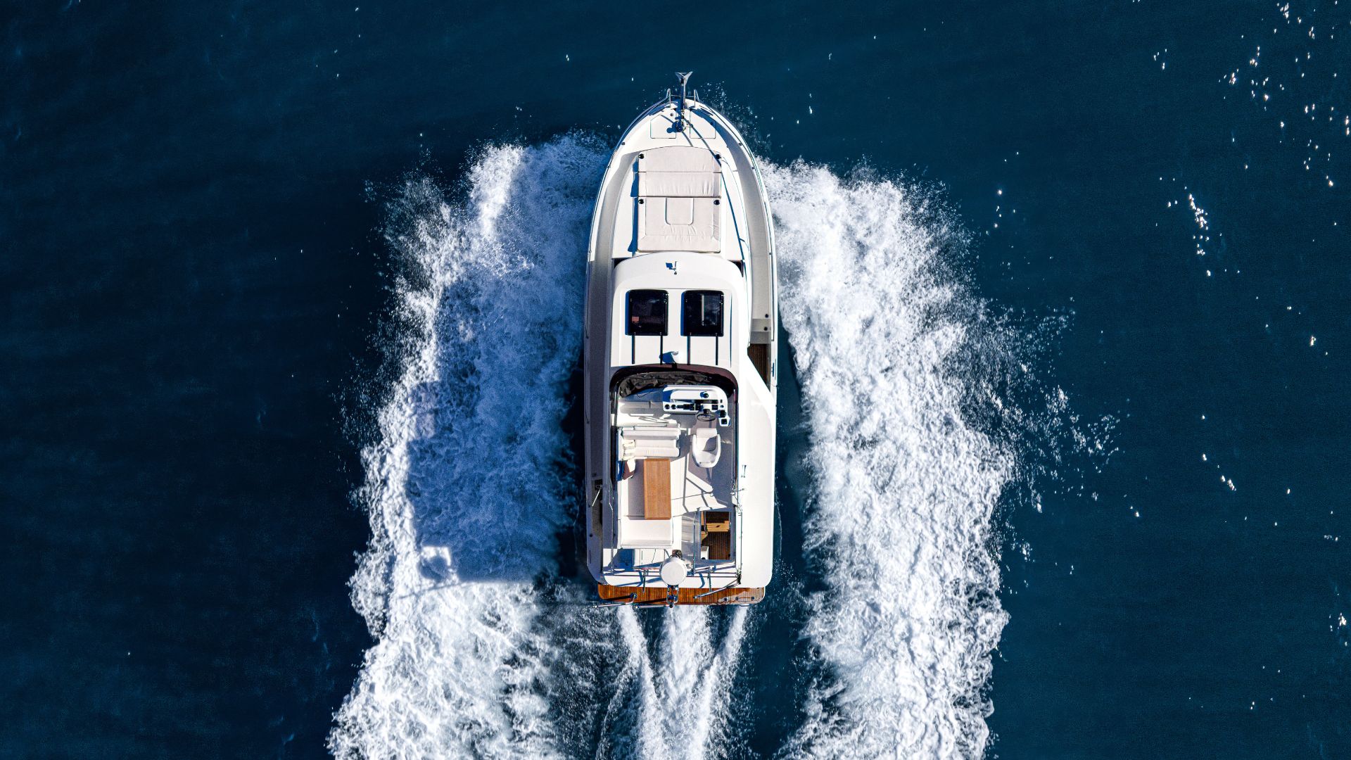 Beneteau Swift Trawler 37 Fly on water