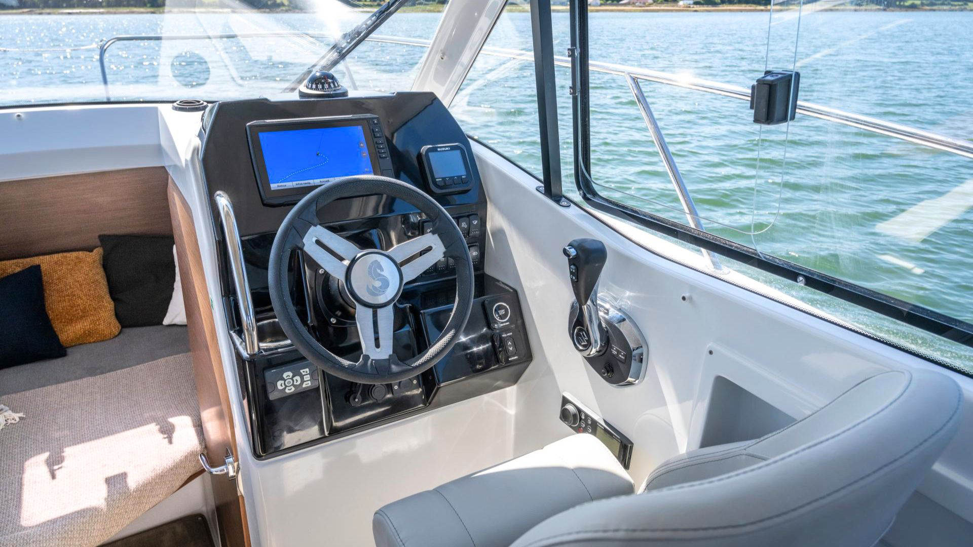 Beneteau Antares 7 Fishing - 6