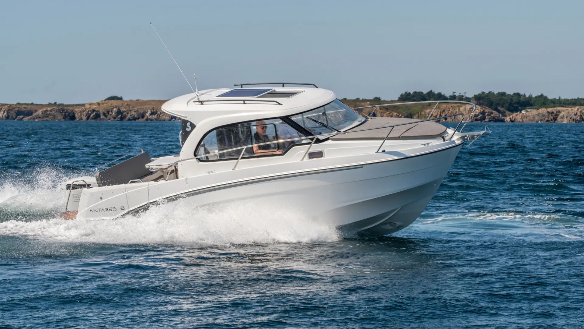Beneteau Antares 8 on the water