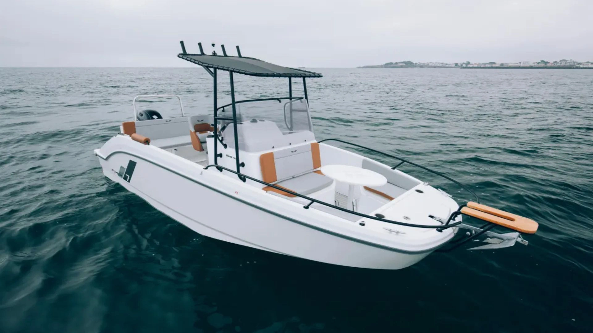 Beneteau Flyer 7 Spacedeck on Water