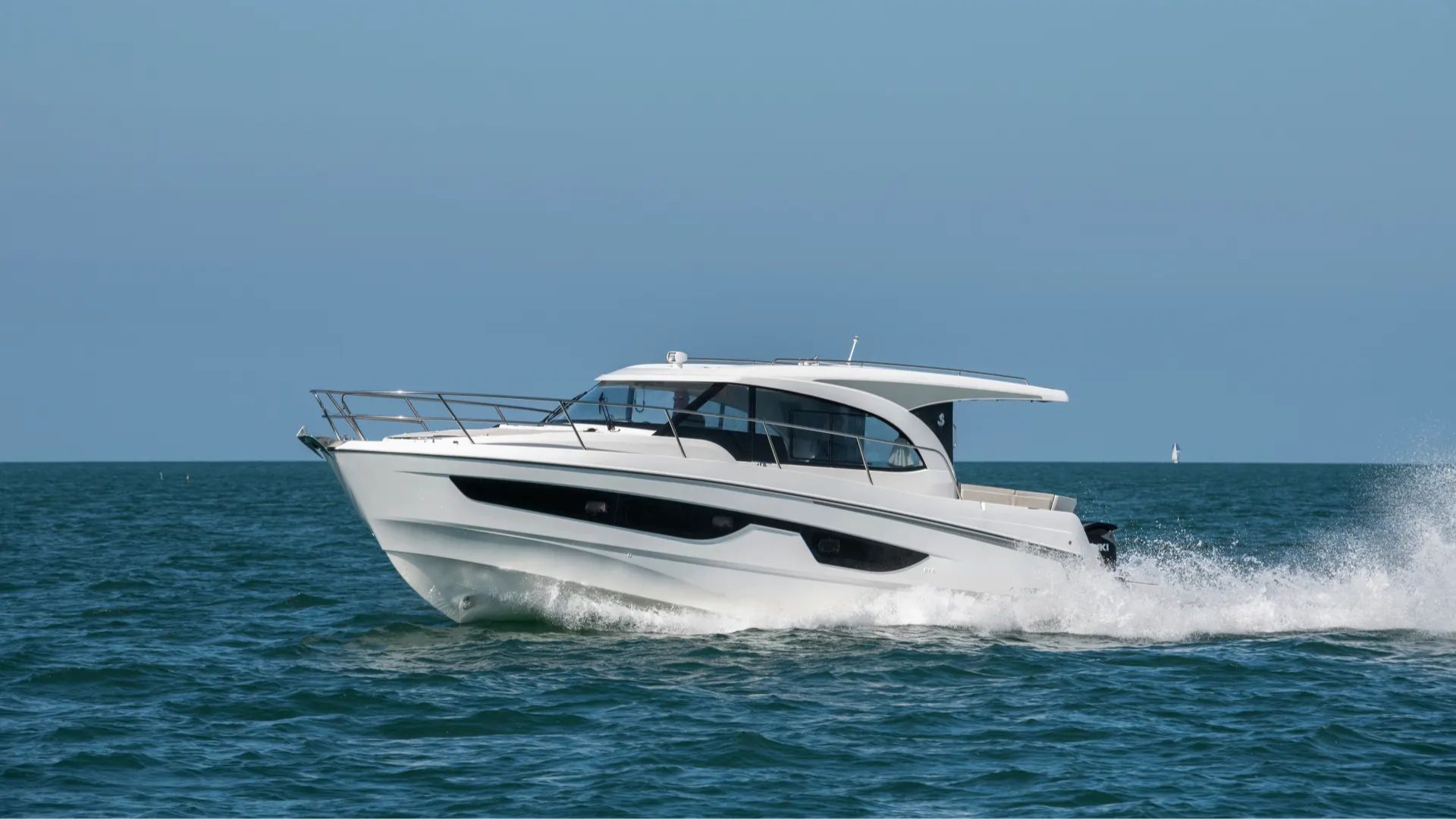 Beneteau Antares 11 Coupe on Water