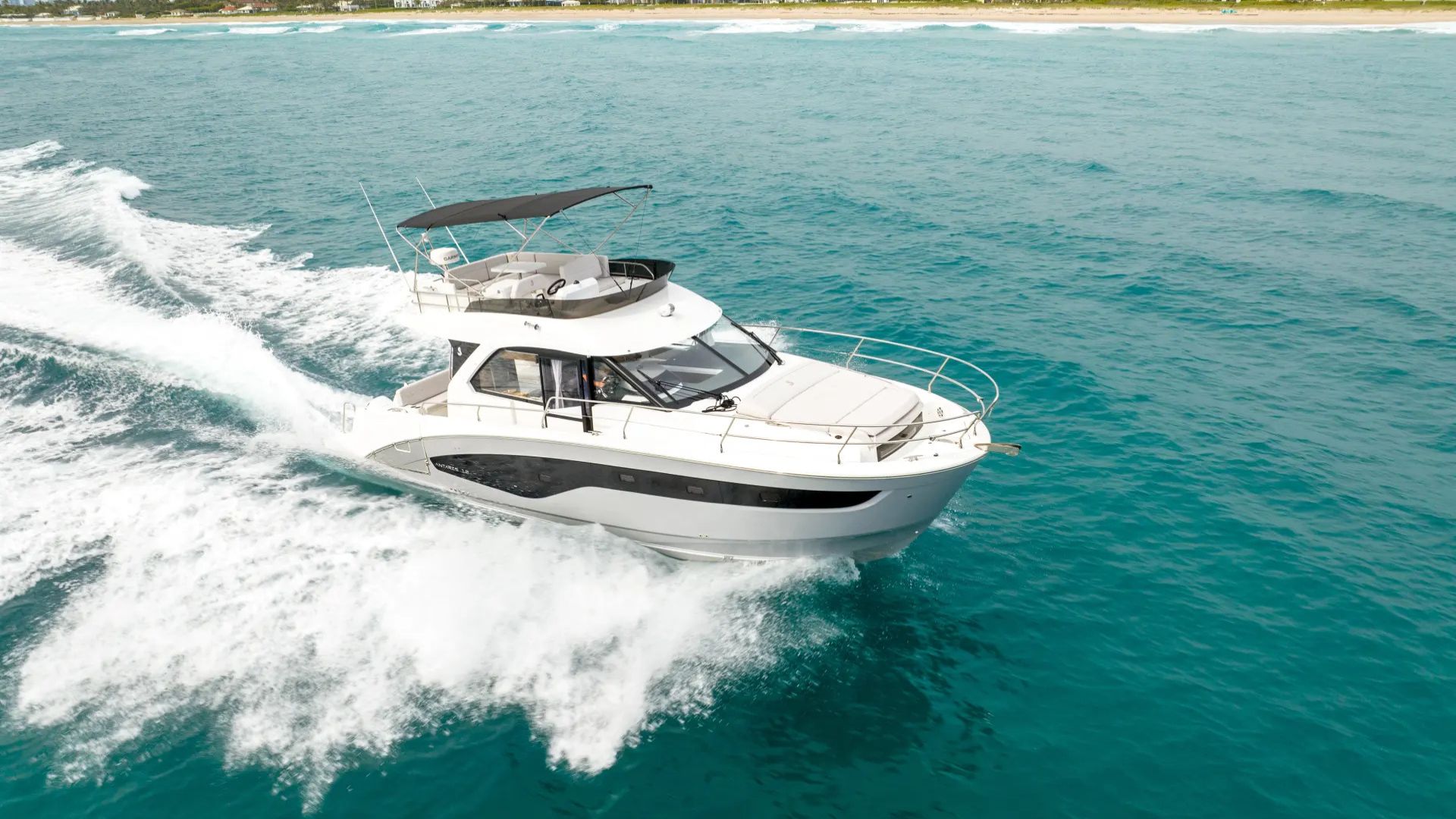 Beneteau Antares 12 Fly - on water at speed