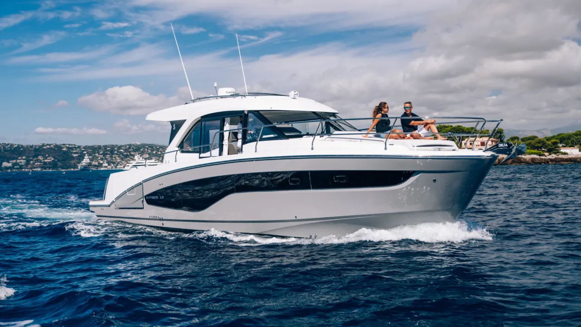Beneteau Antares 12 Coupe on water