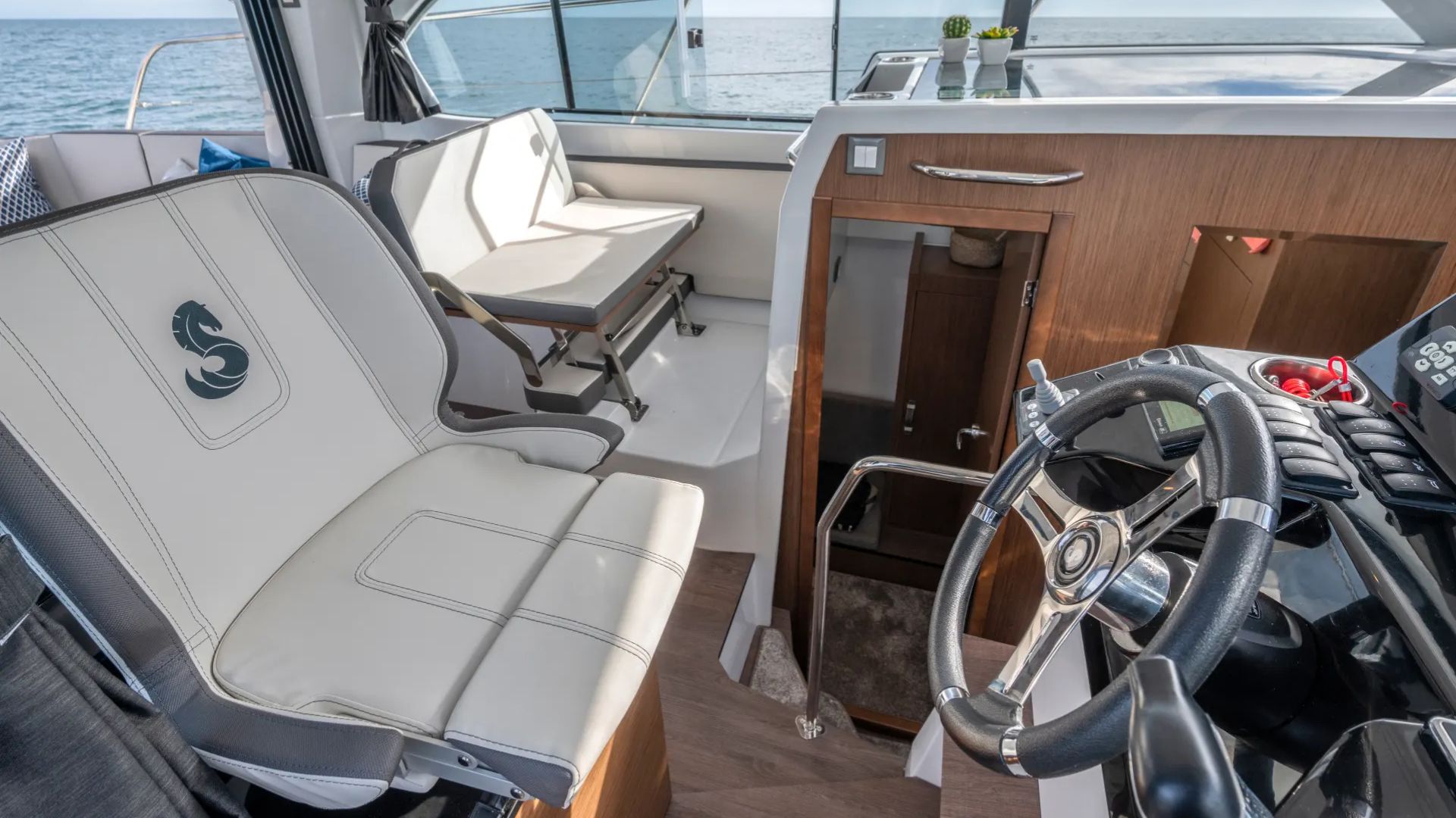 Beneteau Antares 11 Fly Helm