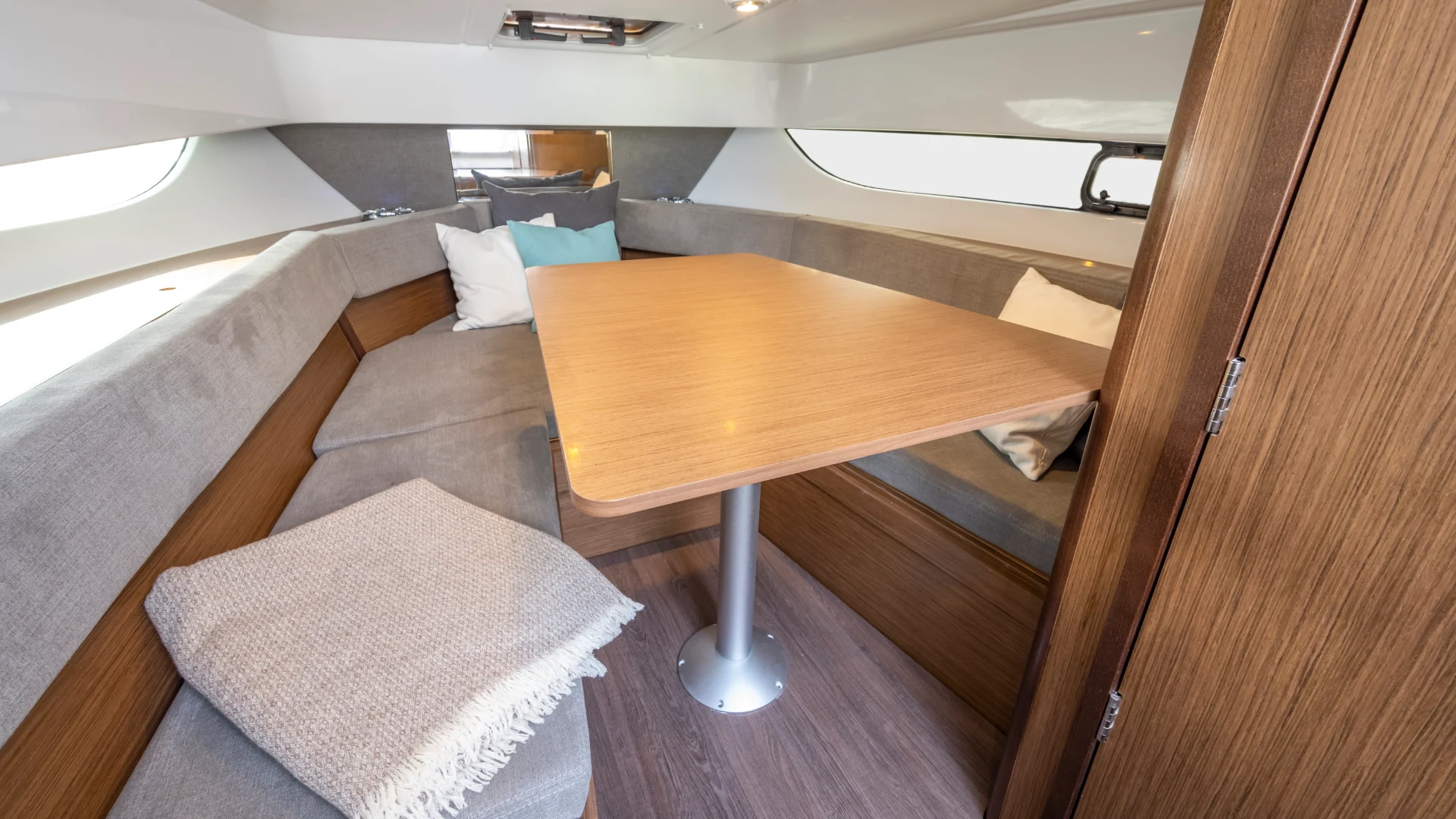 Beneteau Flyer 9 Sundeck - Cabin set up as dinette