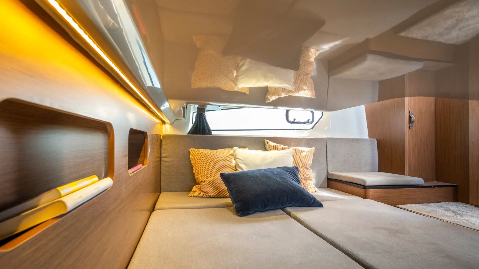 Beneteau Antares 11 Fly Cabin