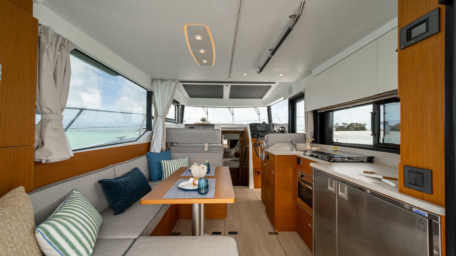 Swift Trawler 37 Fly Saloon