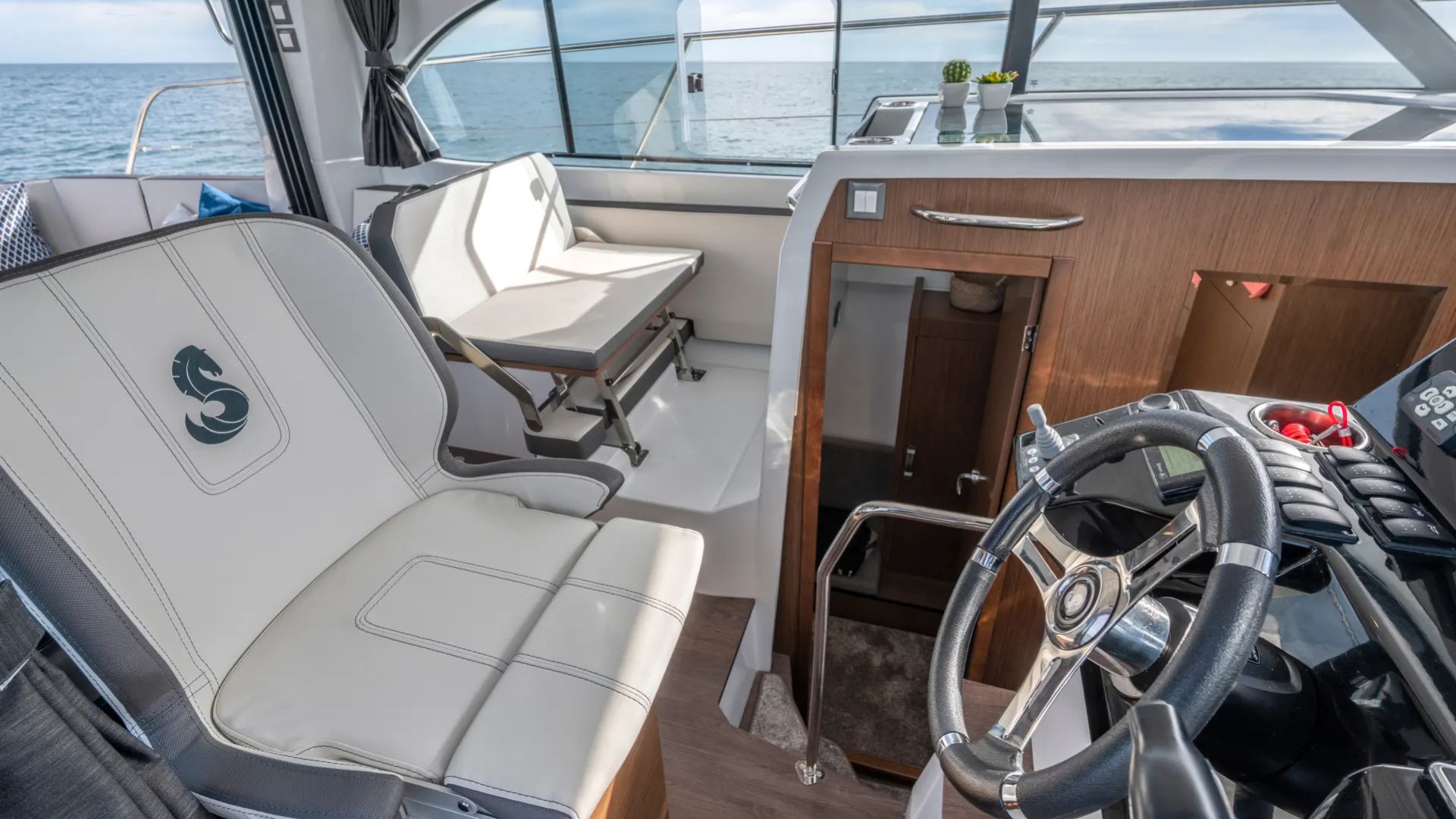 Beneteau Antares 11 Coupe Helm