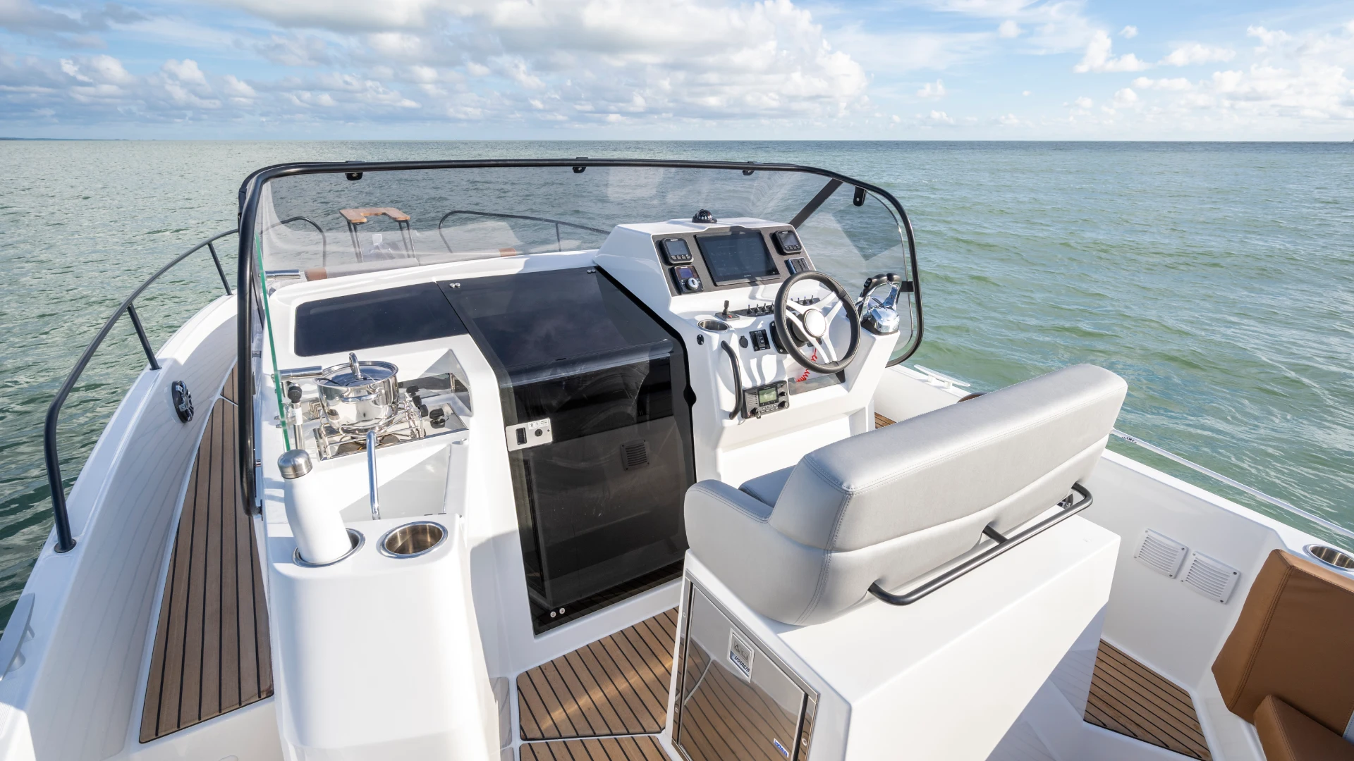 Beneteau Flyer 9 Sundeck - helm view