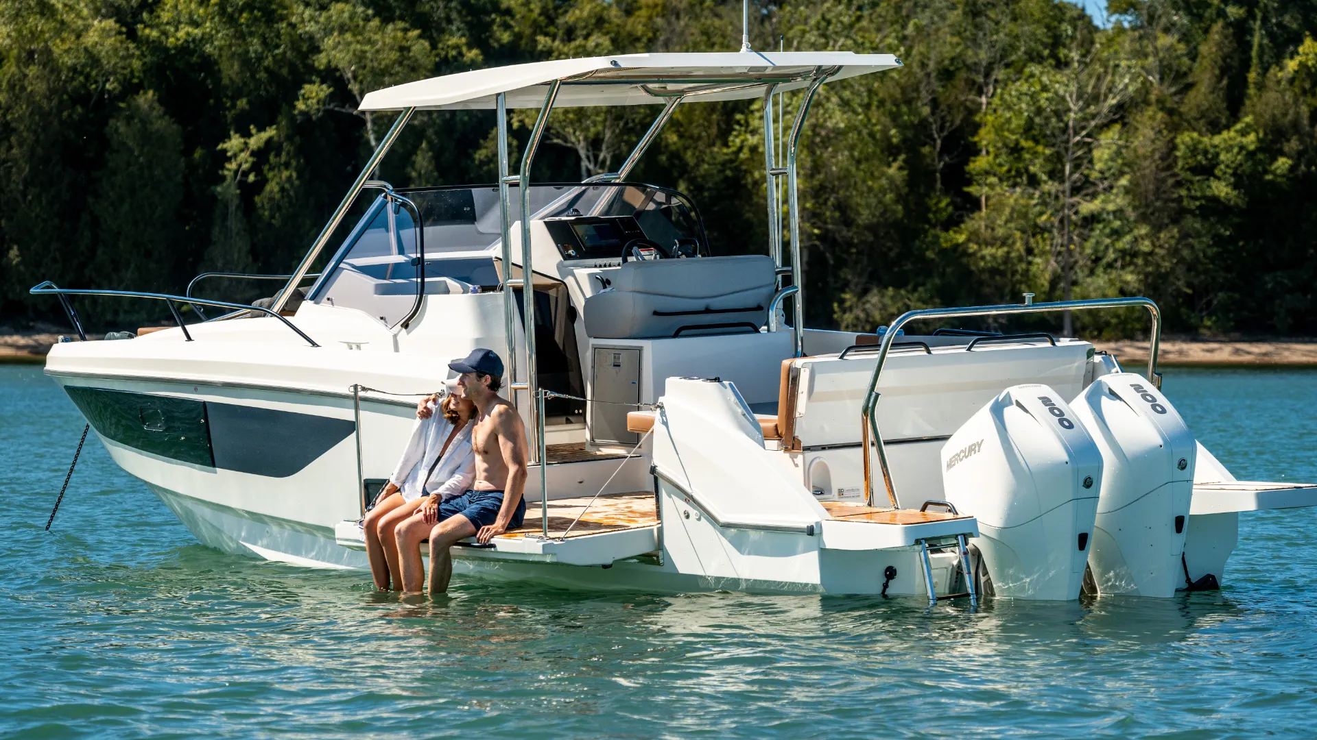 Beneteau Flyer 9 Sundeck anchored and relaxing