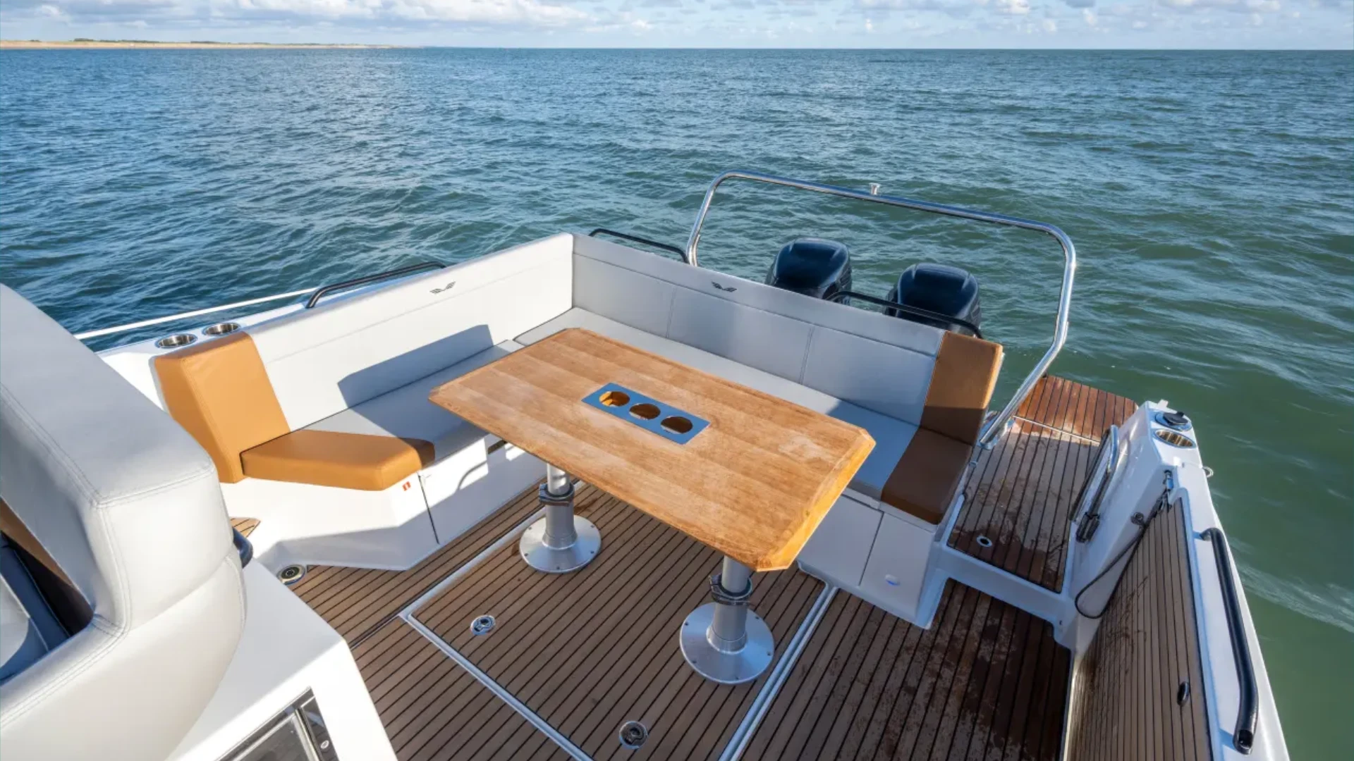 Beneteau Flyer 9 Sundeck - Cockpit with table