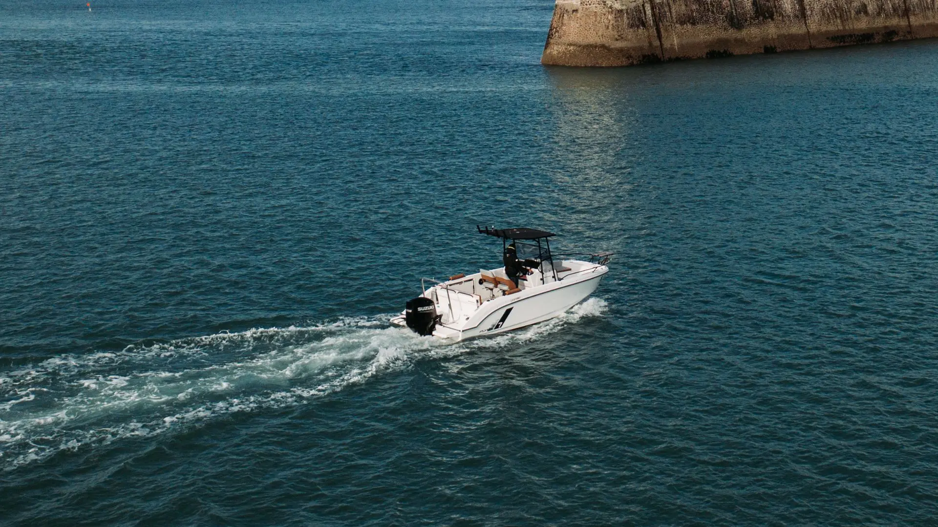 Flyer 7 Spacedeck boat on water