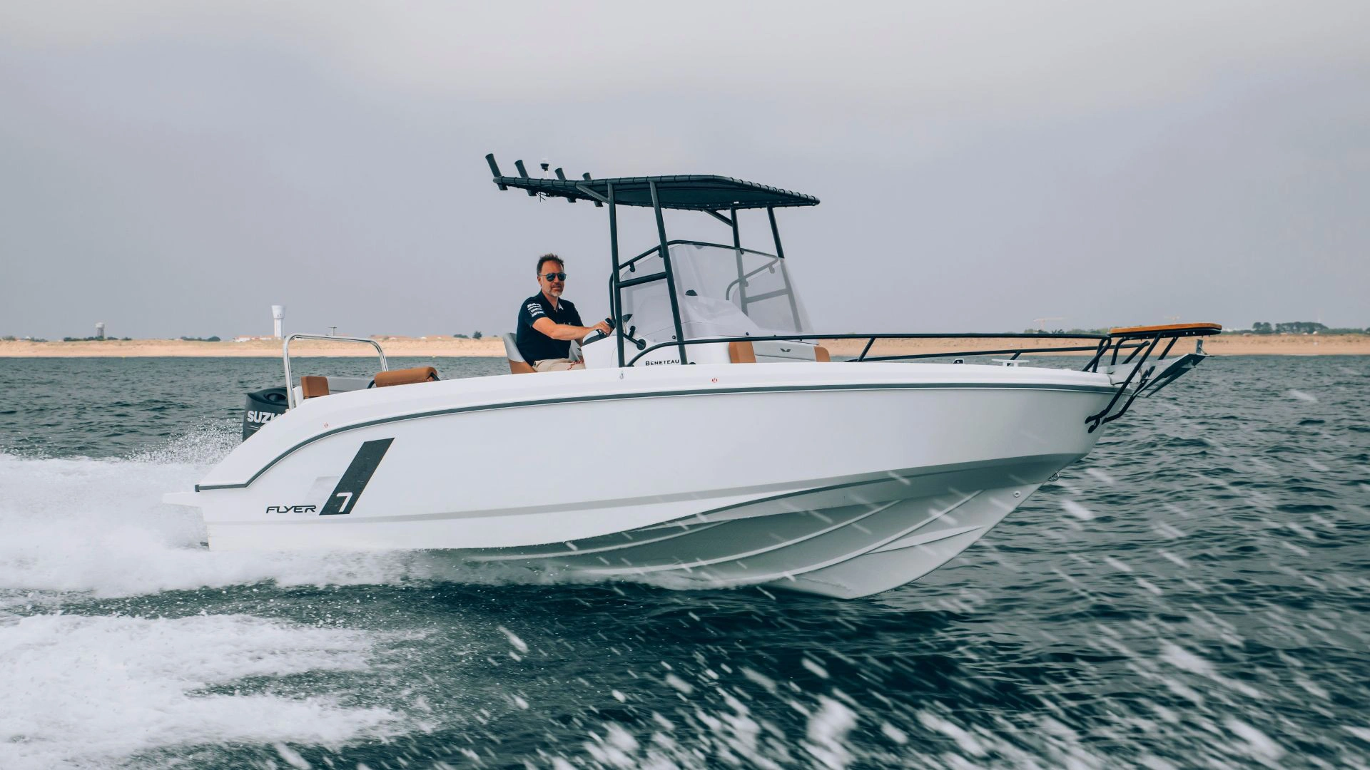 Flyer 7 Spacedeck boat on water