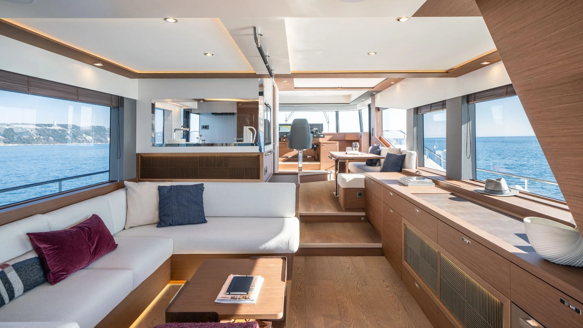 Beneteau Grand Trawler 63 Saloon