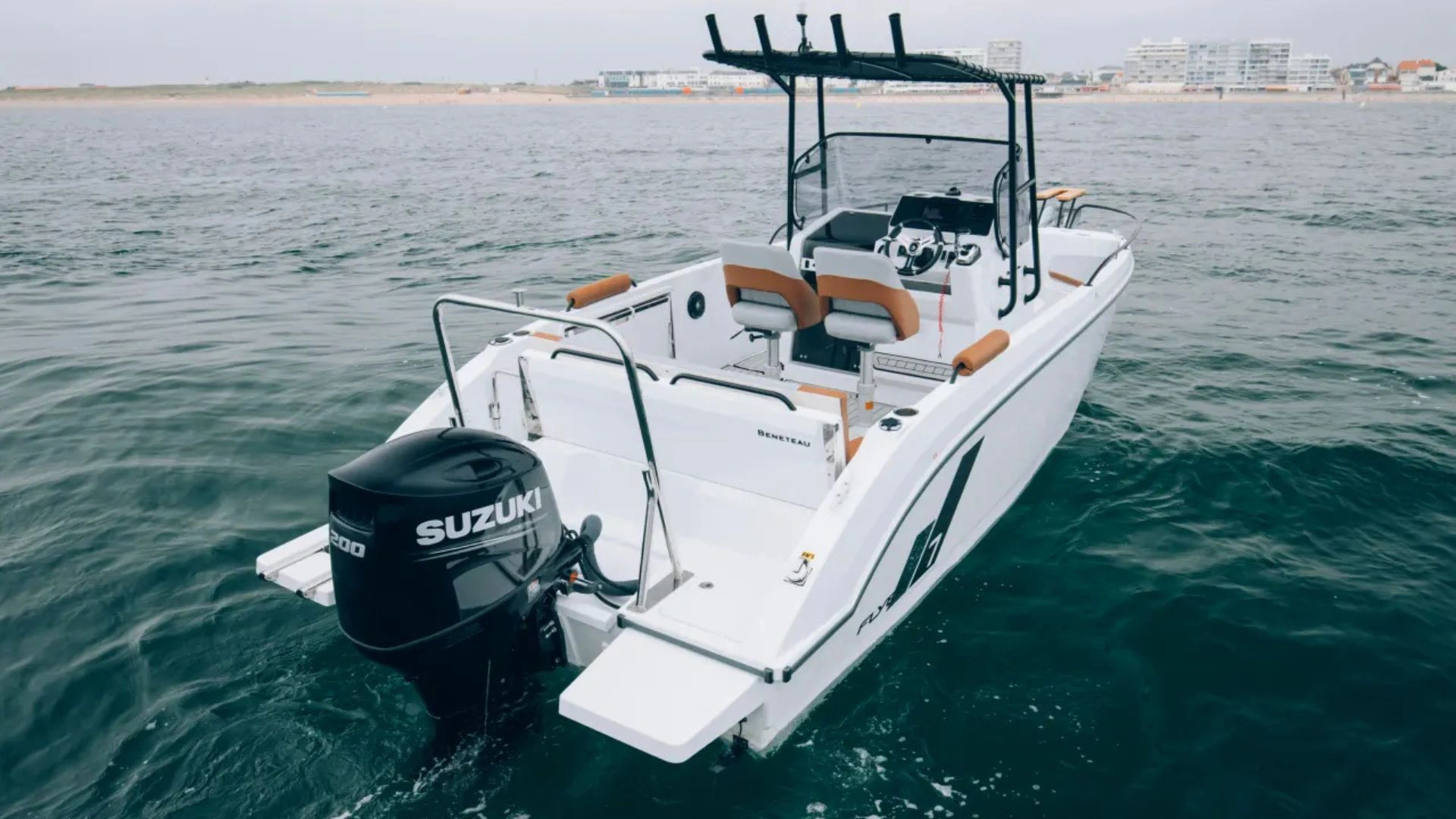 Beneteau Flyer 7 Spacedeck on Water from behind