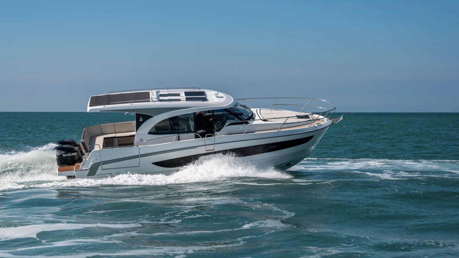 Beneteau Antares 11 Coupe on Water