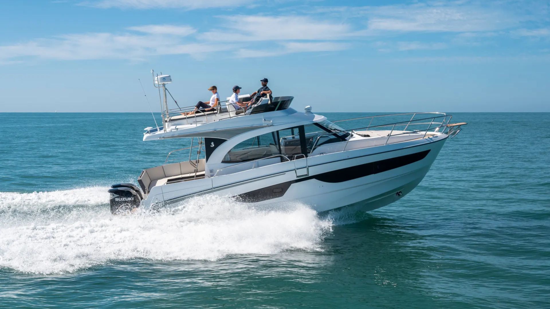 Beneteau Antares 11 Fly on Water