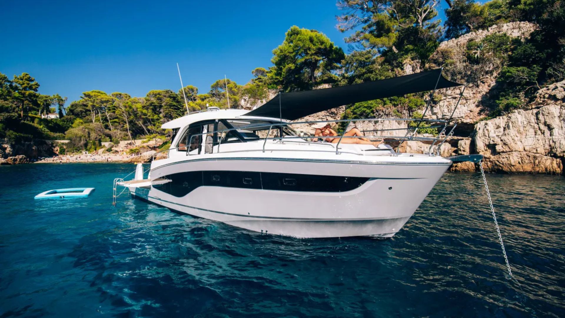 Beneteau Antares 12 Coupe on water