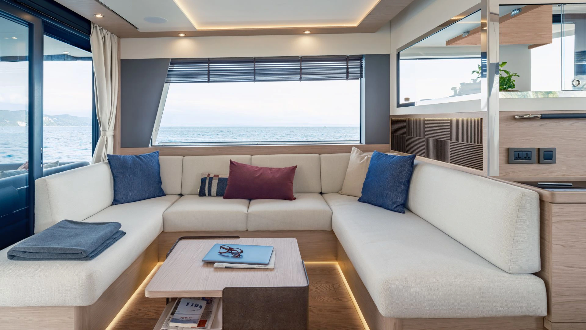 Beneteau Grand Trawler 63 Saloon