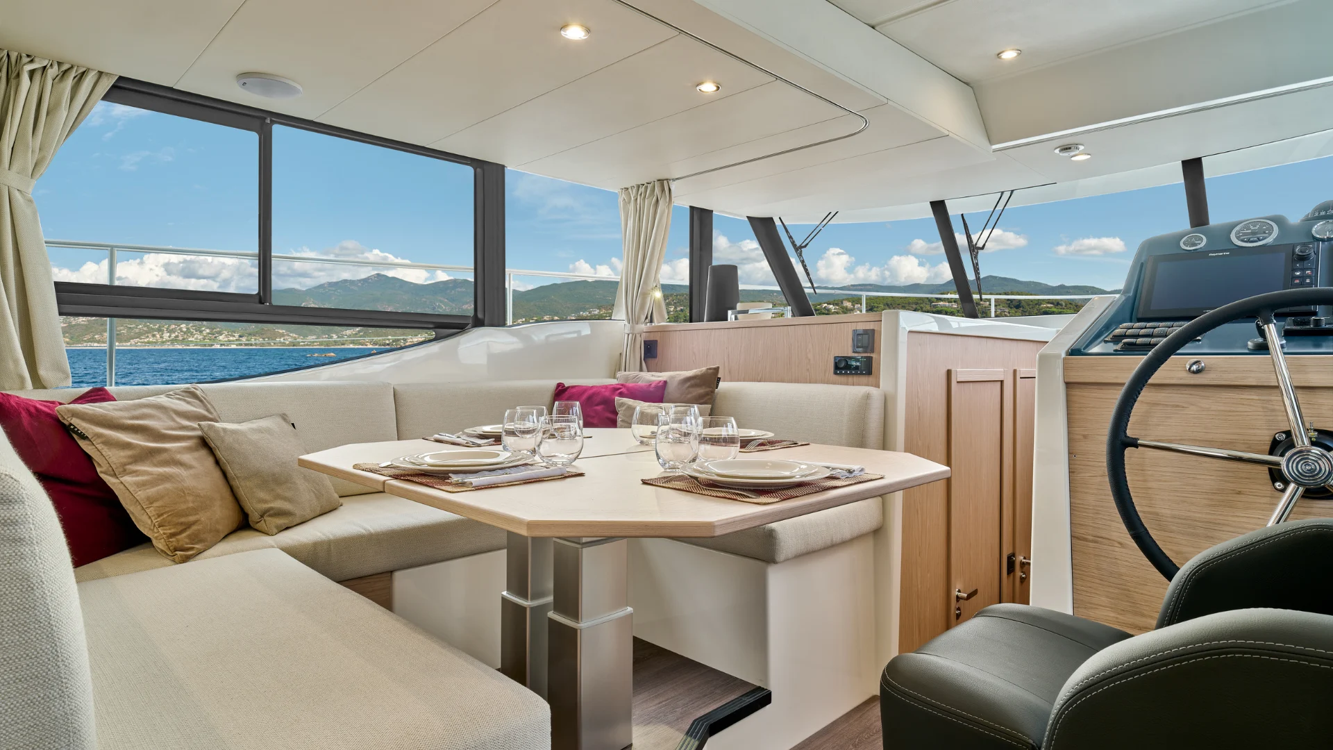 Beneteau Swift Trawler 48 Saloon Seating