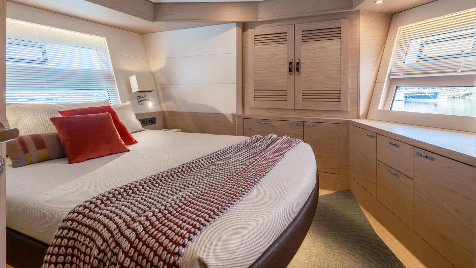 Beneteau Grand Trawler 63 VIP Cabin