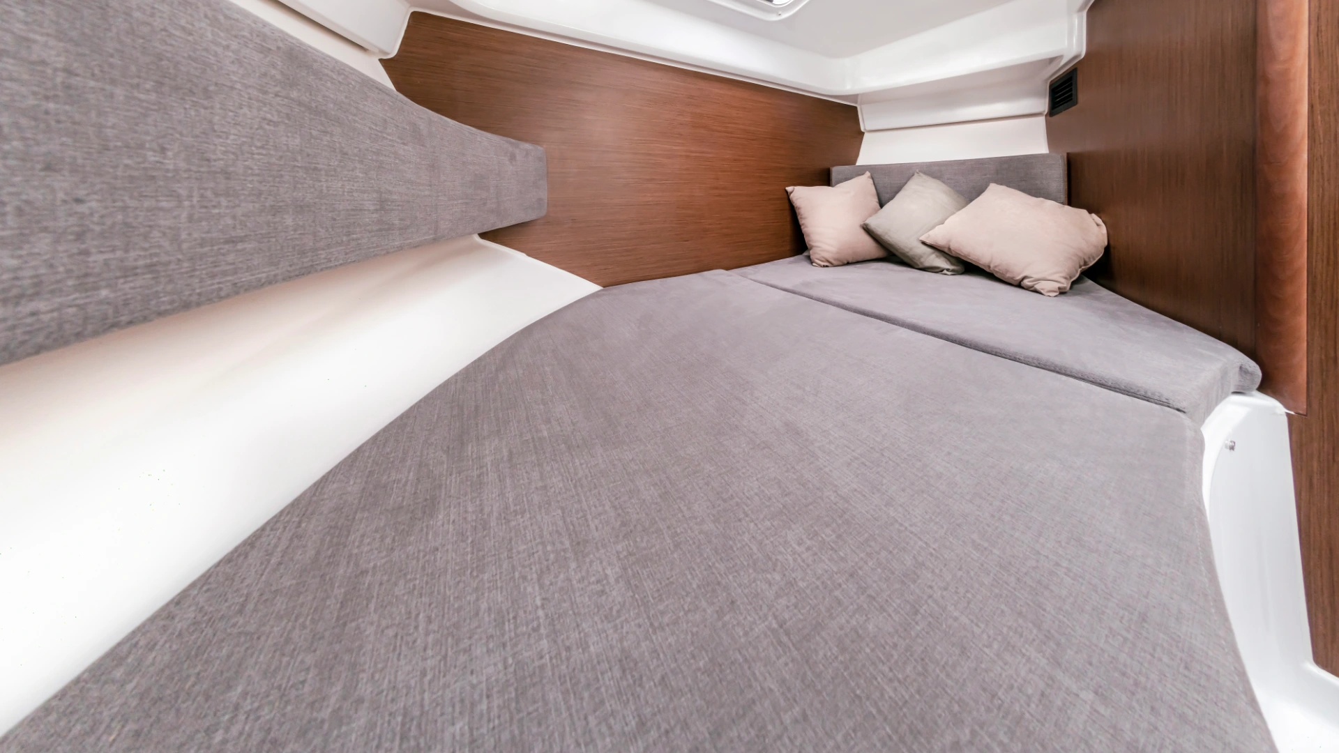 Beneteau Antares 8 – Must have options - 12