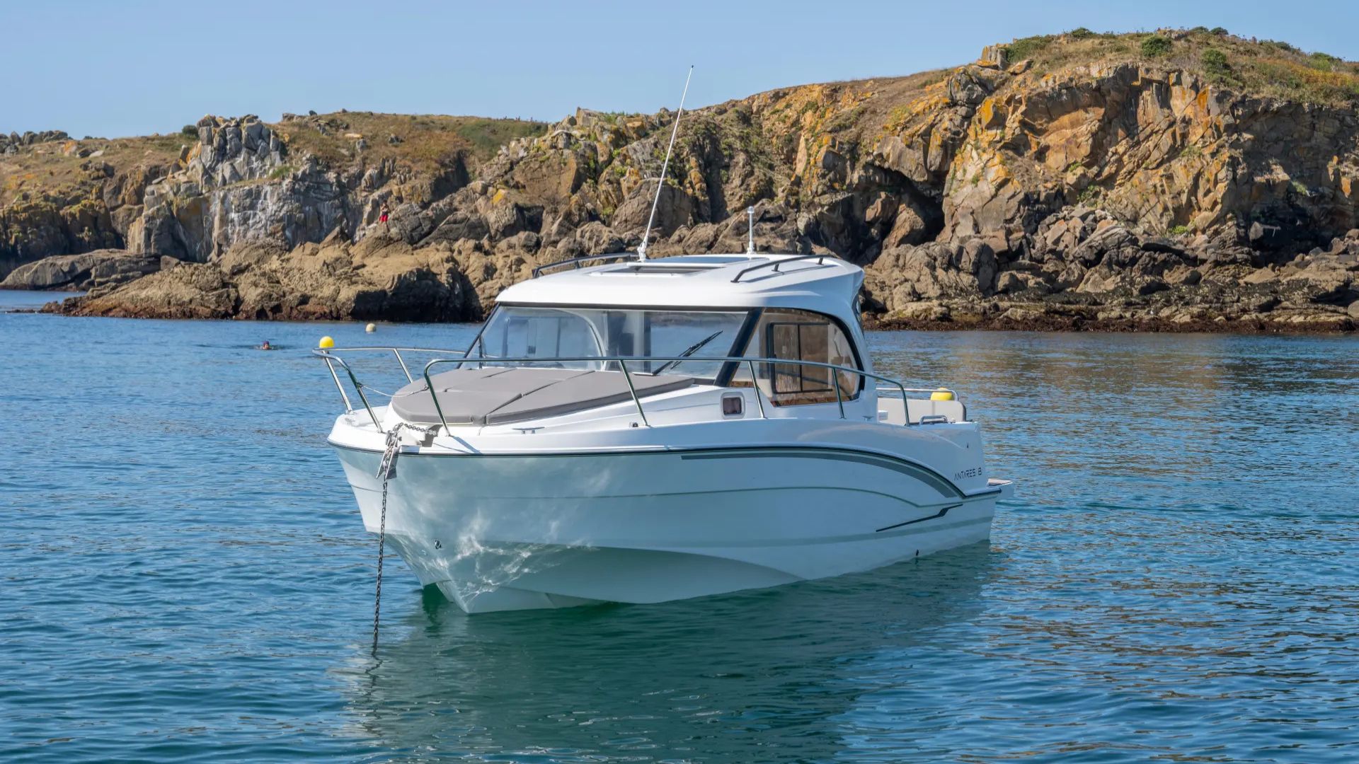 Beneteau Antares 8 on the water