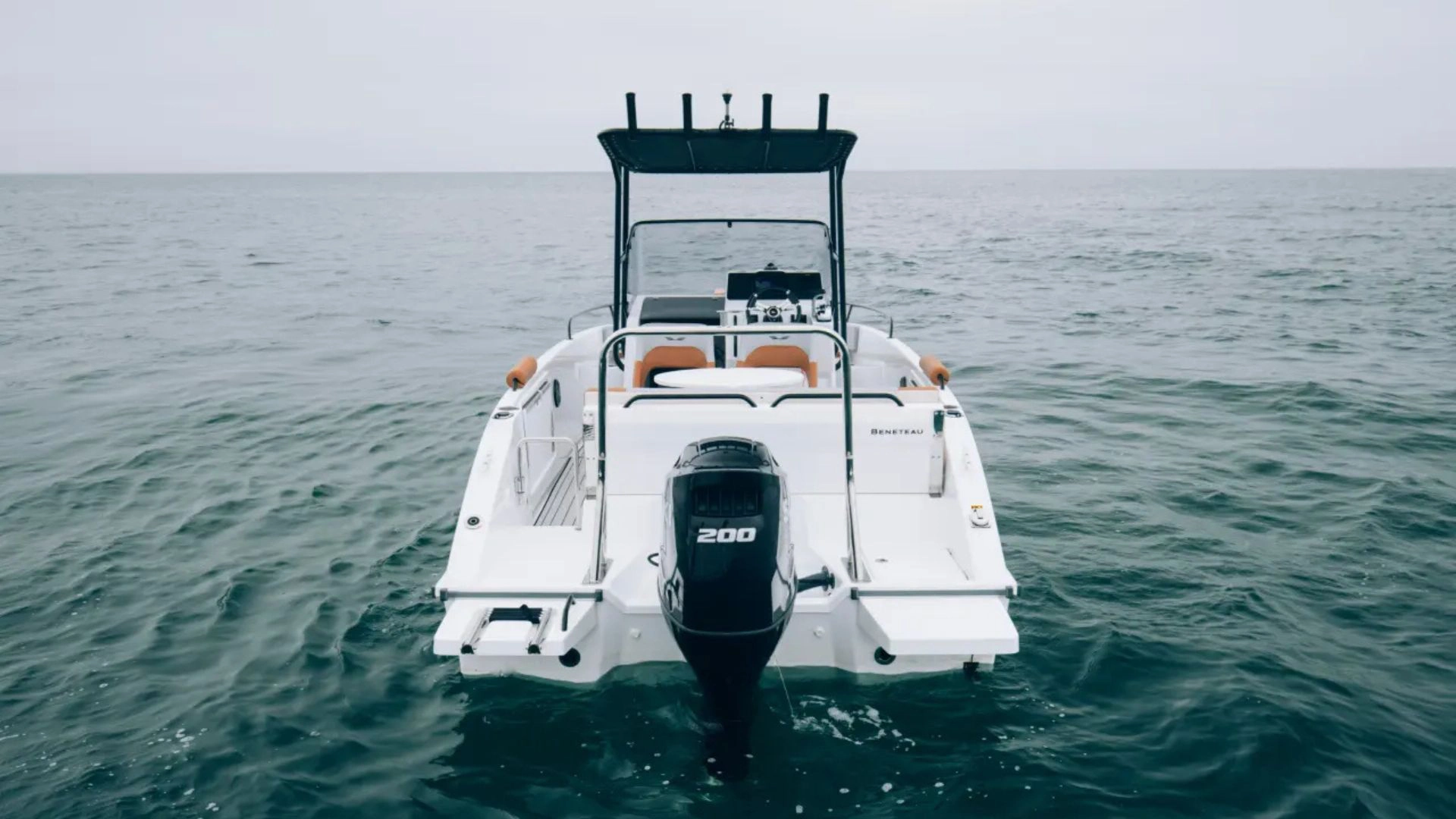 Beneteau Flyer 7 Spacedeck on Water from behind