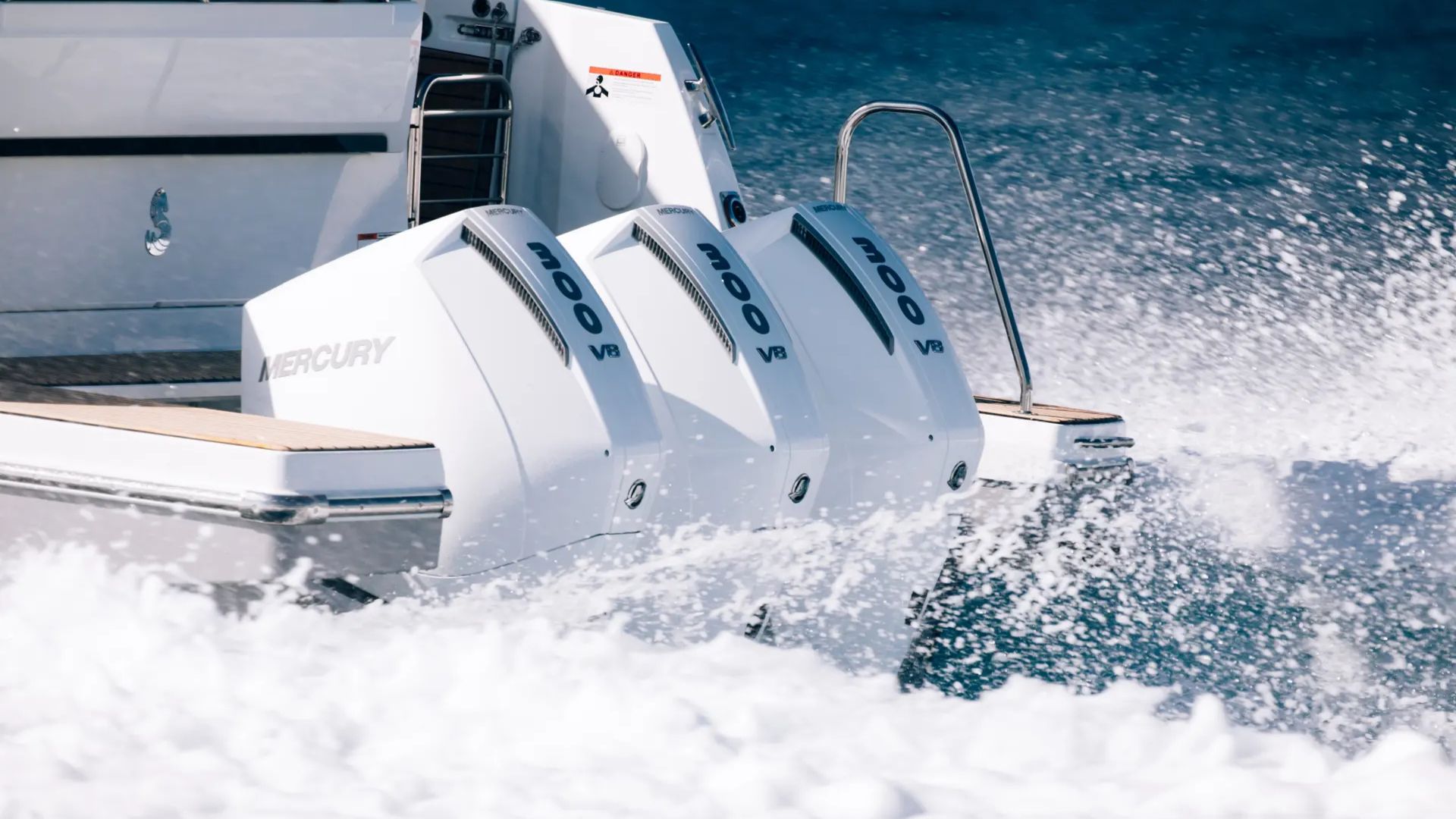 Beneteau Antares 12 Coupe - Engines working