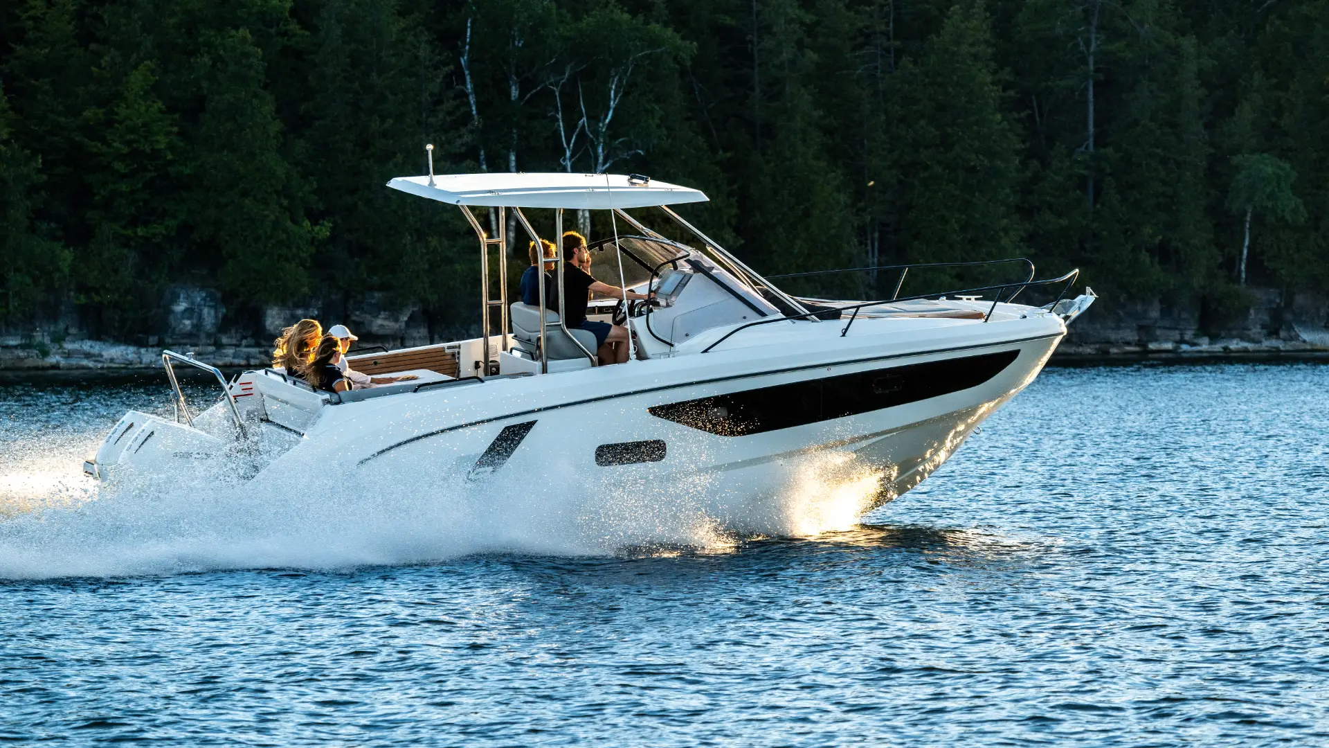 Flyer 9 Sundeck at speed on water