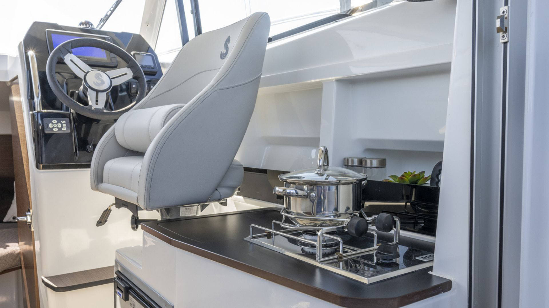 Beneteau Antares 7 Fishing - 7