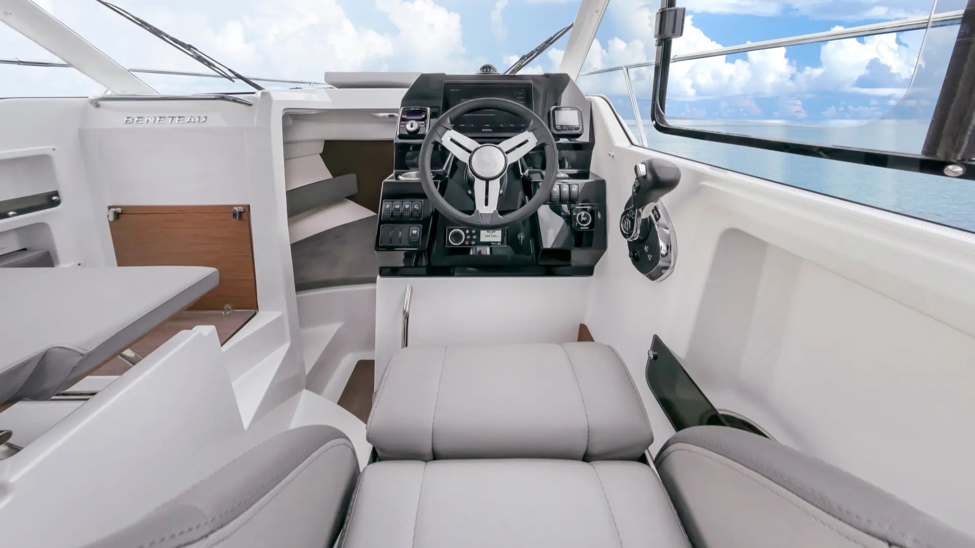 Beneteau Antares 8 helm view