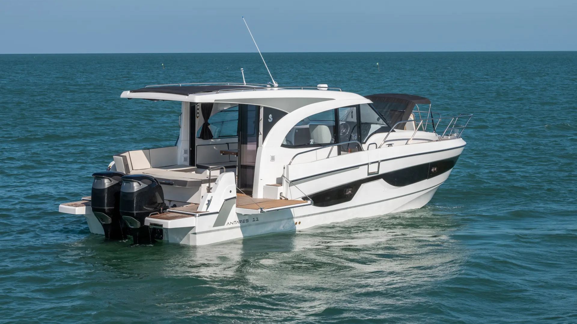 Beneteau Antares 11 Coupe on Water