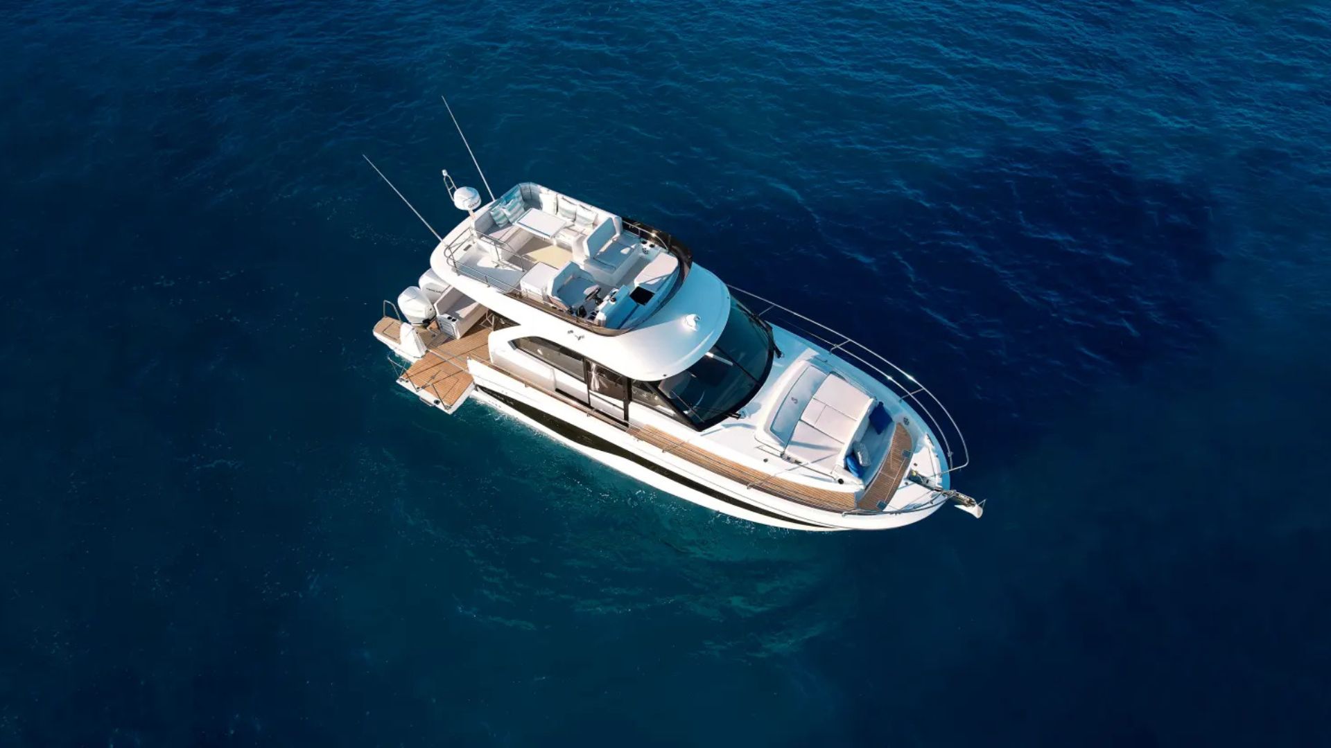 Beneteau Antares 12 Fly - on water