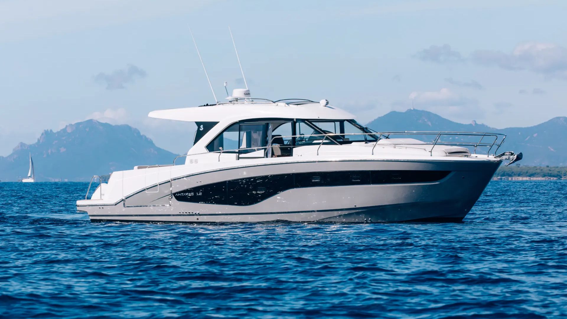 Beneteau Antares 12 Coupe - on water