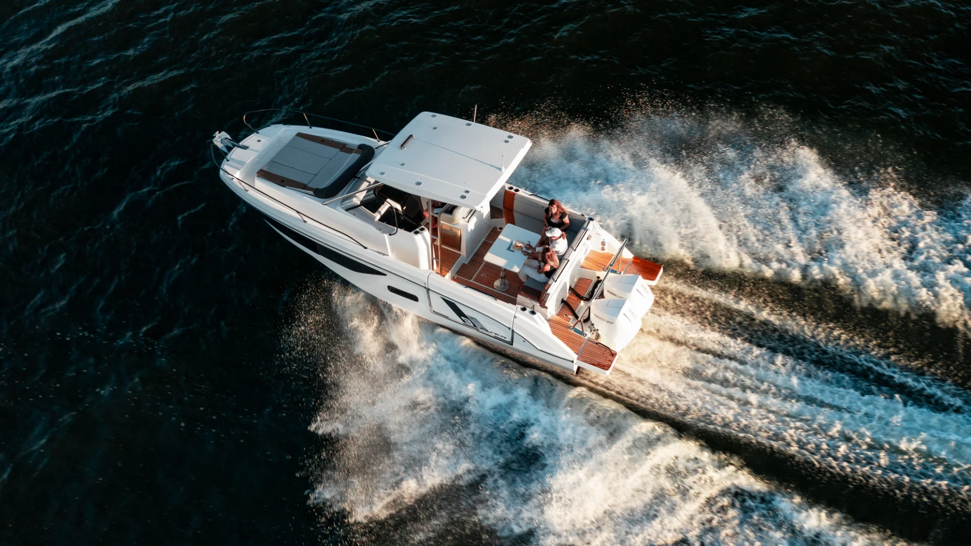 Flyer 9 Sundeck at speed on water