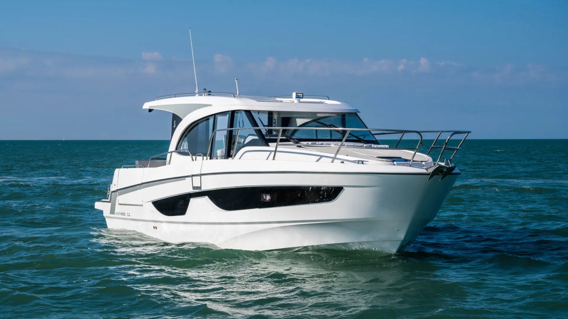 Beneteau Antares 11 Coupe on Water