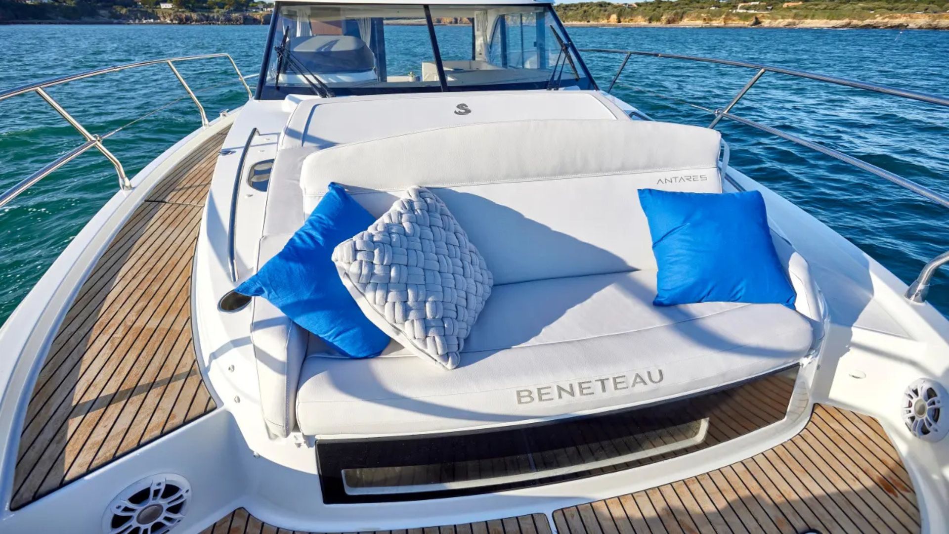 Beneteau Antares 12 Fly - sun pad transformation