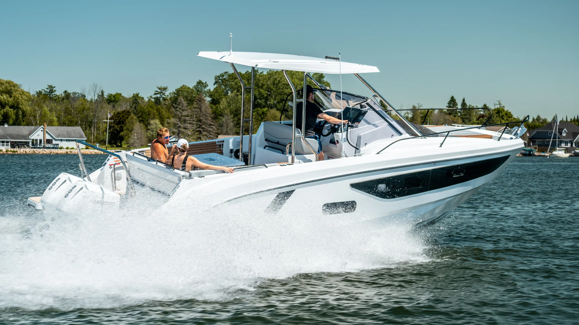 Beneteau Flyer 9 Sundeck on the water