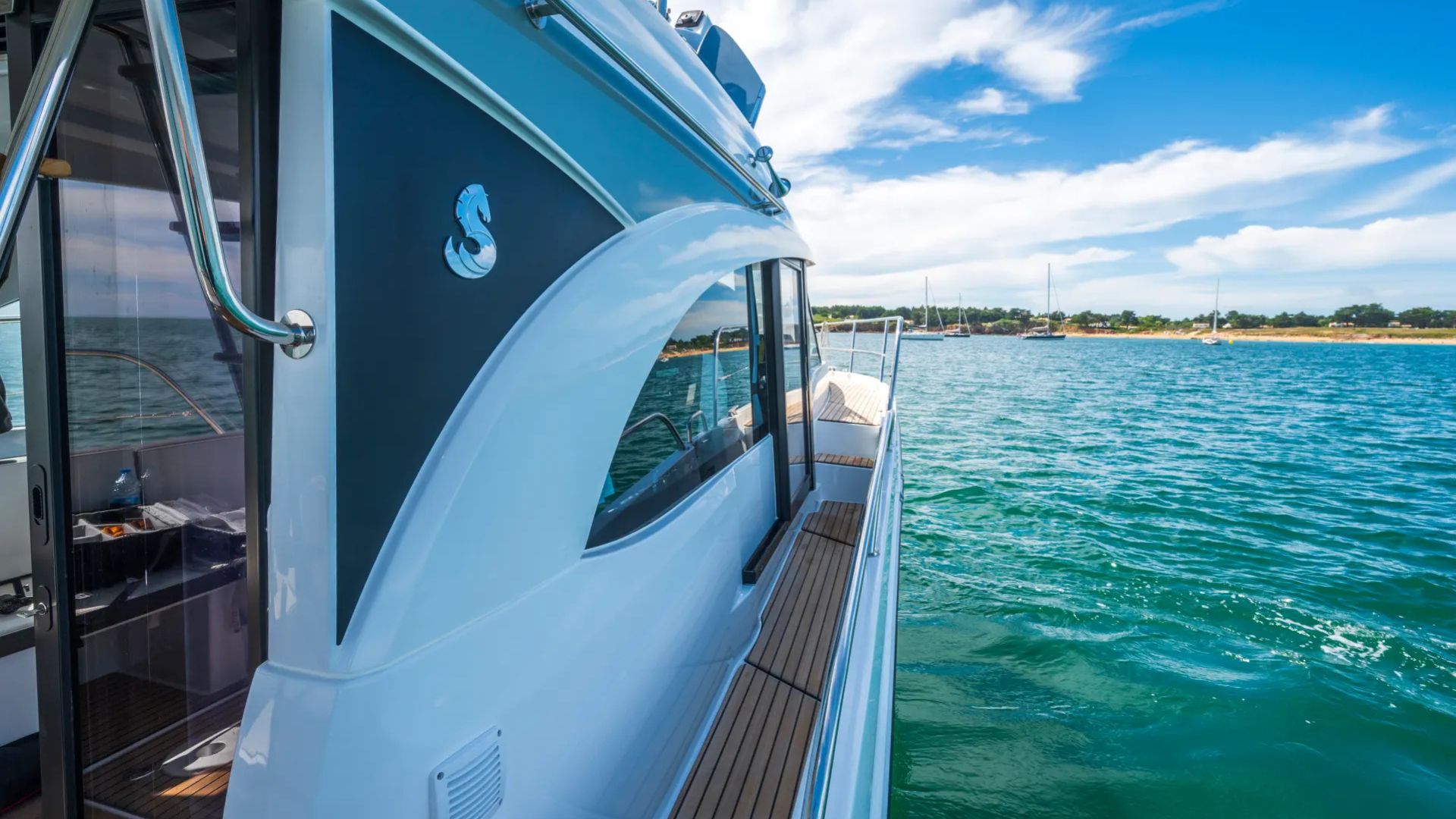Beneteau Antares 11 Fly sidedecks