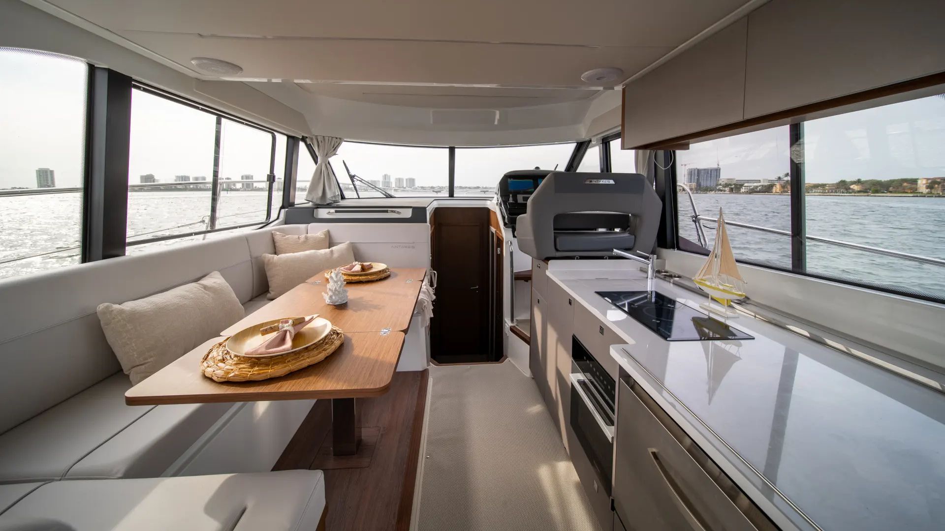 Beneteau Antares 12 Fly - saloon view
