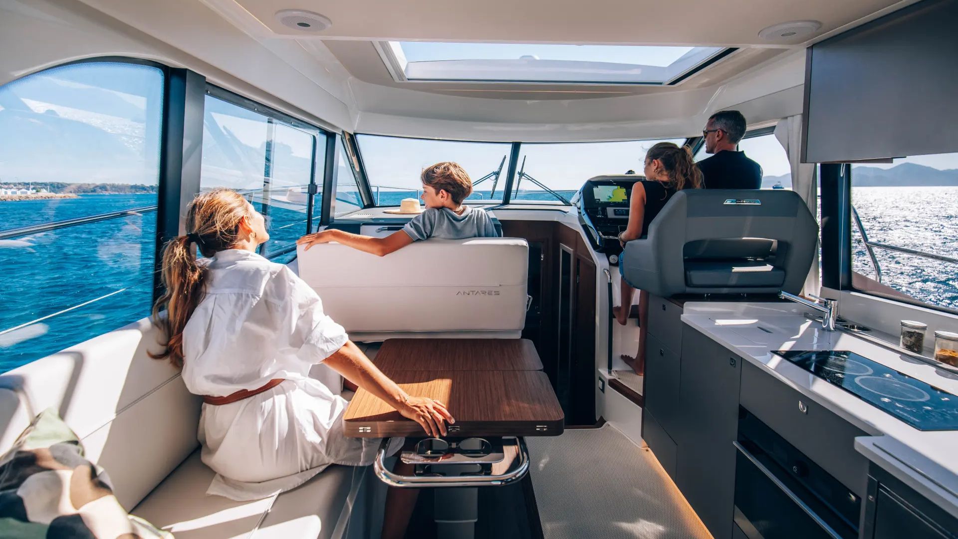 Beneteau Antares 12 Coupe - Saloon view