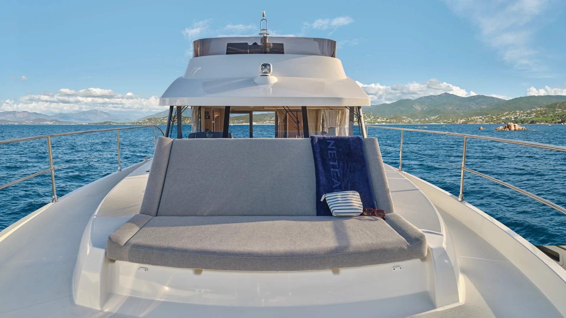 Beneteau Swift Trawler 48 sunpad turned into seat