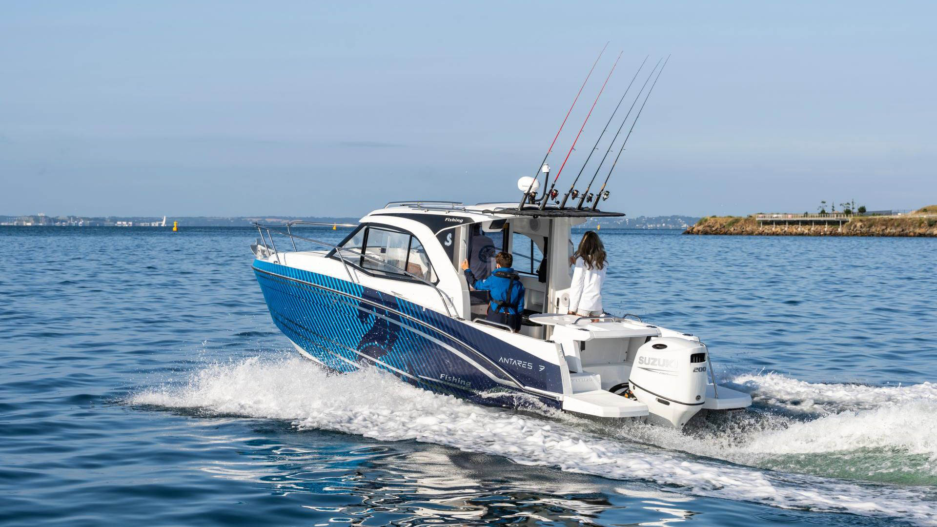 Beneteau Antares 7 Fishing