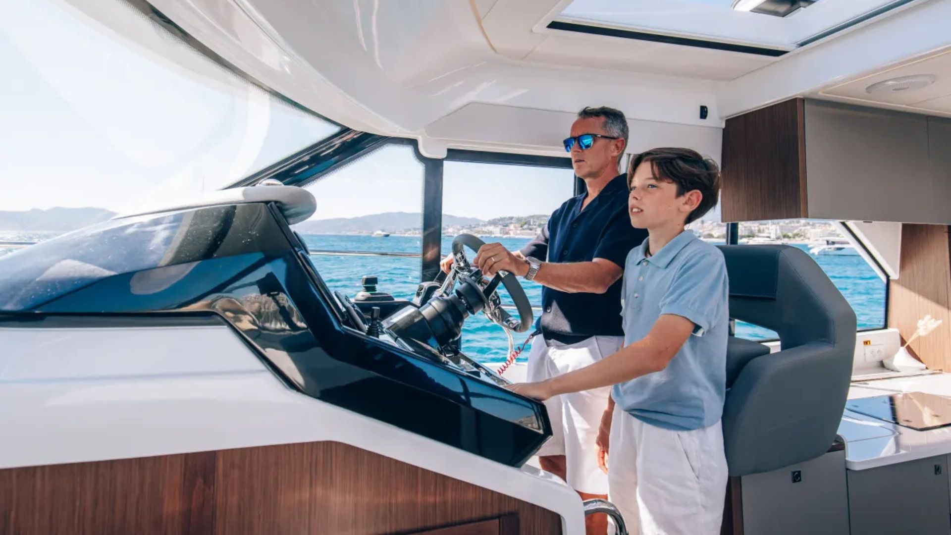 Beneteau Antares 12 Coupe - At the helm