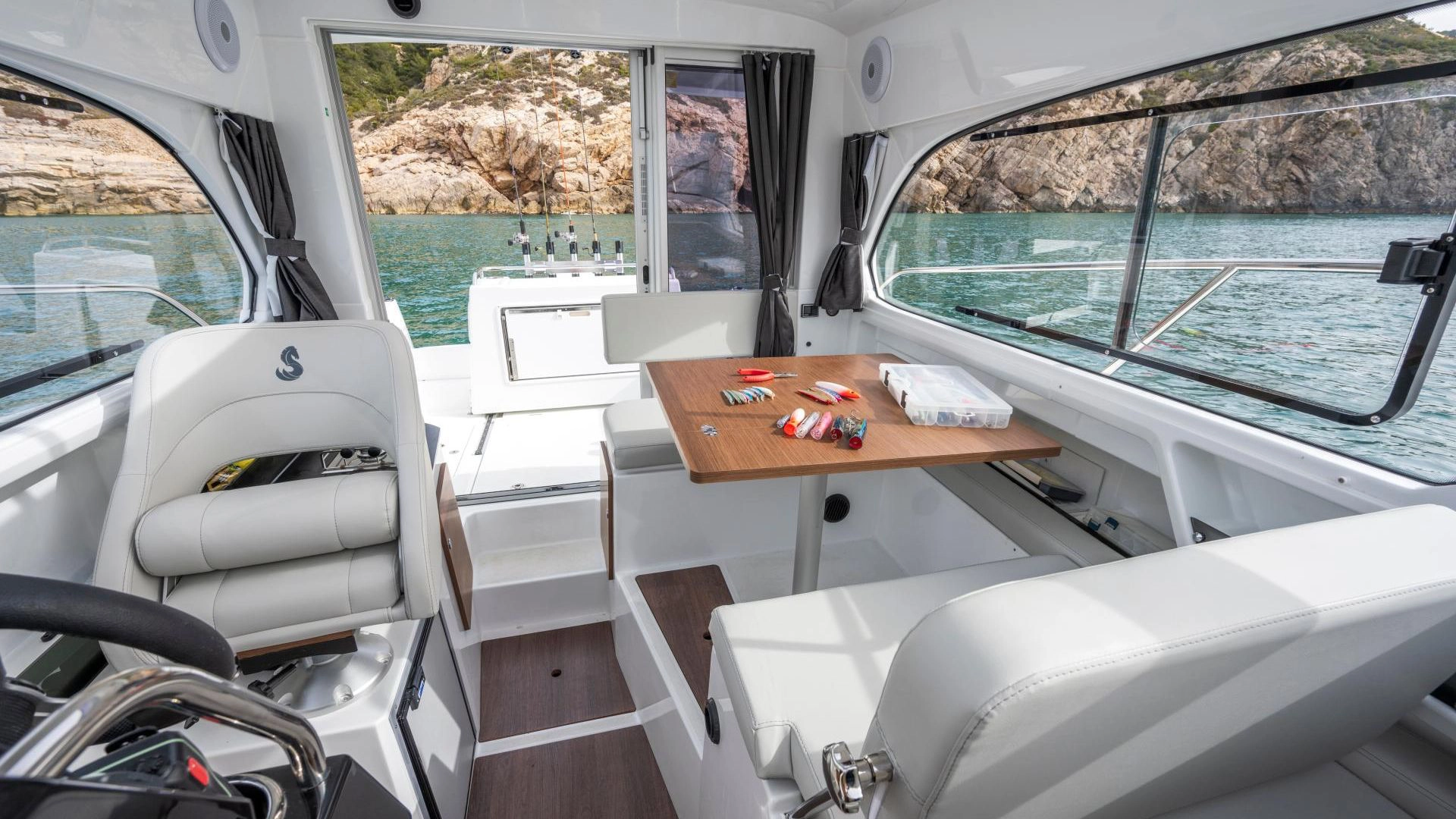 Beneteau Antares 8 Fishing - 9