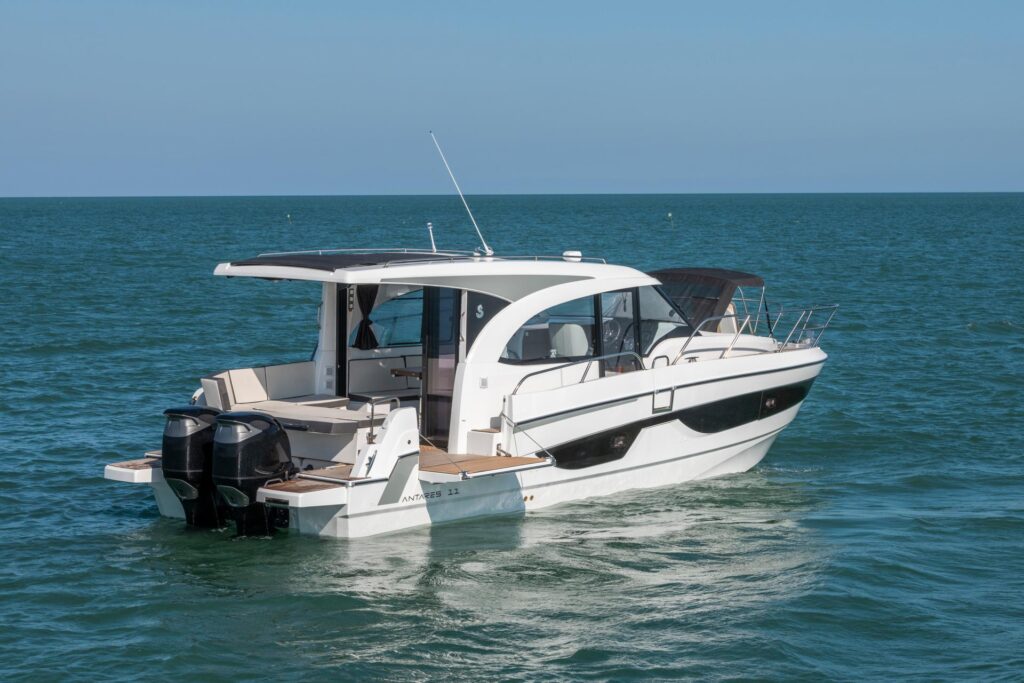 Beneteau Antares 11 Coupe on Water