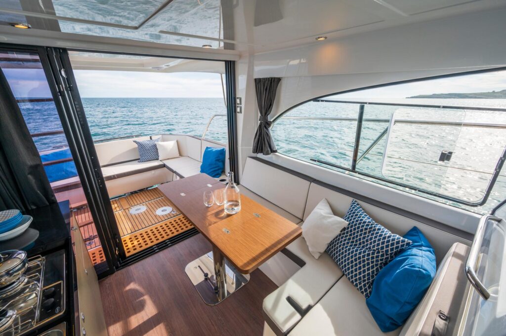 Beneteau Antares 11 Coupe Saloon