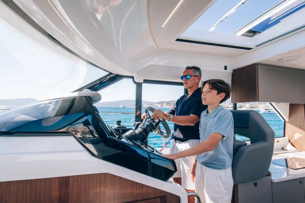 Beneteau Antares 12 Coupe - at the Helm