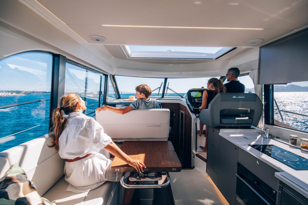 Beneteau Antares 12 Coupe Saloon Conversations